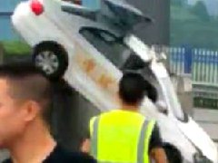油門(mén)當(dāng)剎車(chē)，駕考女學(xué)員飛越考場(chǎng)！